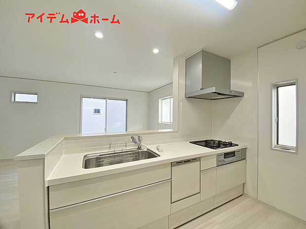 【2号棟 キッチン】ダイニングを見渡せる、
使い勝手の良いシステムキッチン。