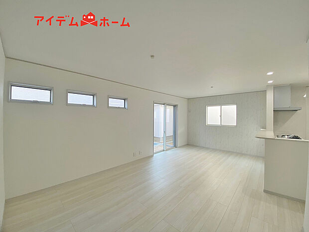 【2号棟 リビング】大きく開いた窓からは、明るい陽射しが射し込みます。
自然と家族が集まる空間です。