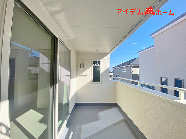【2号棟 バルコニー】バルコニーは心地よい日差しや
さわやかな風を感じることができます!