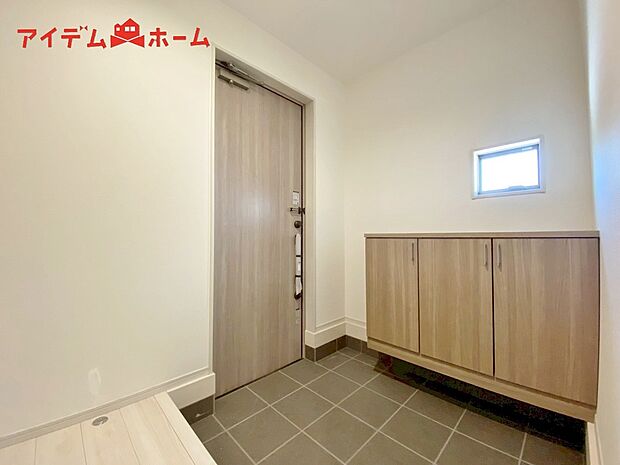 【６号棟　玄関】シンプル且つモダンなエントランス＆ホール！
ゆとりを感じさせる上質で明るい空間が住まう人や
訪れる人を心地よく迎え入れてくれます♪