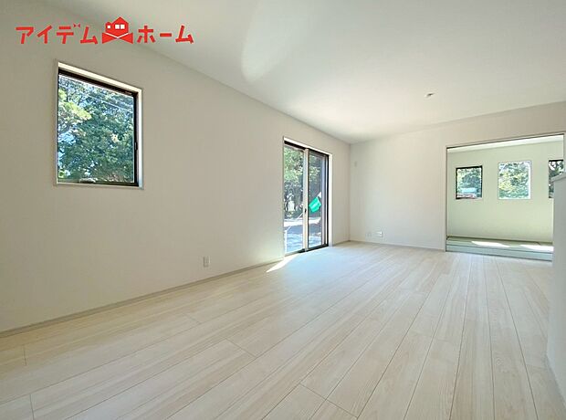 【６号棟　リビング】大きく開いた窓からは、明るい陽射しが射し込みます。
自然と家族が集まる空間です。
