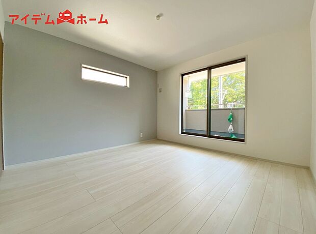 【６号棟　寝室】明るい寝室で心地のいい朝を迎えられそうです。
大きな窓からたっぷりの日差しが降り注ぐ明るい室内。

