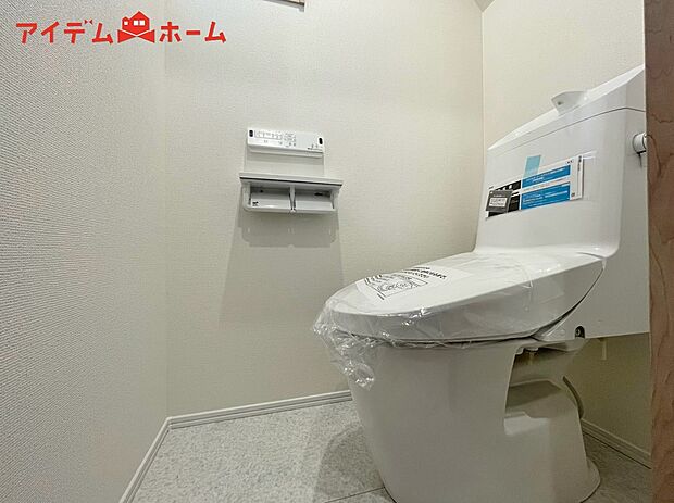 【３号棟　トイレ】温水での洗浄機能がついておりますので、
清潔かつ衛生面も安心です。
