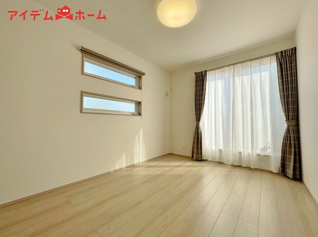 【３号棟　寝室】明るい寝室で心地のいい朝を迎えられそうです。
大きな窓からたっぷりの日差しが降り注ぐ明るい室内。

