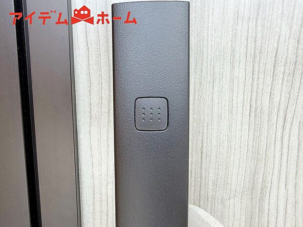 【２号棟　カードキー】手が塞がっている時にさっと開錠できるカードキー。
また、鍵穴を見つけづらくピッキング被害に遭いにくい事と、鍵の複製も簡単ではないため防犯にも役立ちます。
