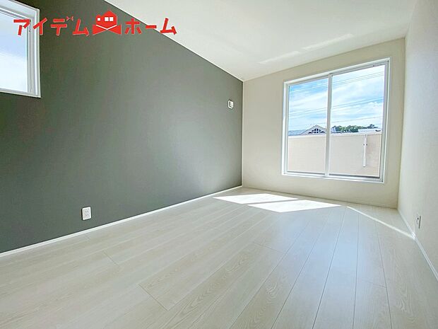 【１号棟　寝室】2面採光がとれる主寝室は南側に窓を設けているため
一日中明るく、気分も明るくなります♪