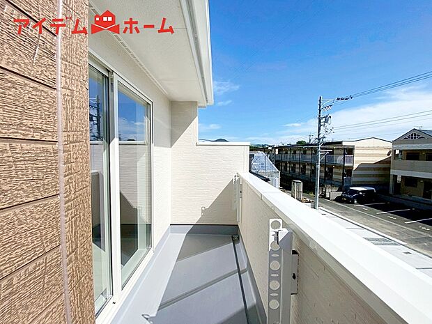 【１号棟　バルコニー】物干しセットを追加すれば、一度にたくさんのお洗濯物が
干せるのが魅力です♪