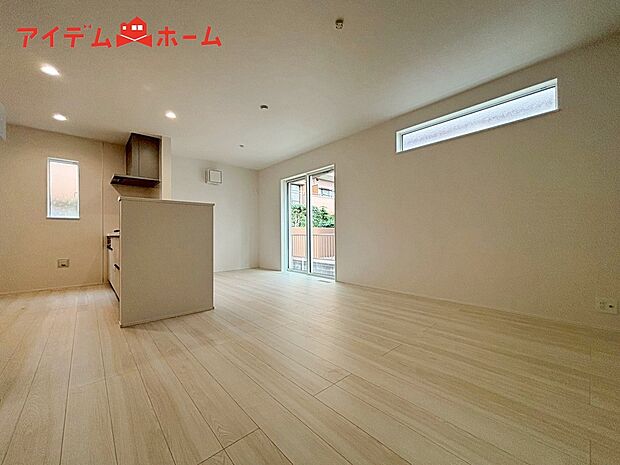 【５号棟　リビング】大きく開いた窓からは、明るい陽射しが射し込みます。
爽やかな風が吹き抜ける心地良いリビングには、
自然と家族が集まります。
