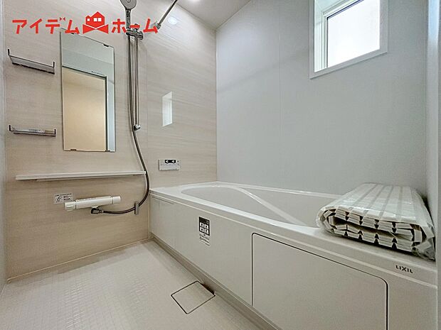 【６号棟　浴室】1坪タイプのバスルーム。
ゆったり足が伸ばせるので、毎日の疲れを癒やせます。
ご家族みんなでも入れます♪
浴室換気乾燥暖房機付きで浴室内干しも可能！
