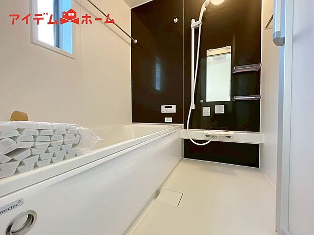 【３号棟　浴室】1坪タイプのバスルーム。
ゆったり足が伸ばせるので、毎日の疲れを癒やせます。
ご家族みんなでも入れます♪
浴室換気乾燥暖房機付きで浴室内干しも可能！
