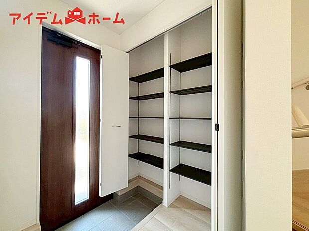 【１号棟　玄関】シンプル且つモダンなエントランス＆ホール！
ゆとりを感じさせる上質で明るい空間が住まう人や
訪れる人を心地よく迎え入れてくれます♪