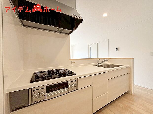 【１号棟　キッチン】ダイニングを見渡せる、
使い勝手の良いシステムキッチン。
ダイニングとの空間のつながりが、
スペースのゆとりを生み出します♪
