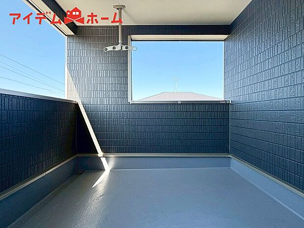 【１号棟　バルコニー】物干しセットを追加すれば、一度にたくさんのお洗濯物が
干せるのが魅力です♪
