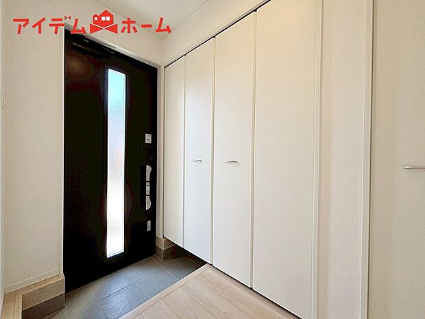 【２号棟　玄関】シンプル且つモダンなエントランス＆ホール！
ゆとりを感じさせる上質で明るい空間が住まう人や
訪れる人を心地よく迎え入れてくれます♪