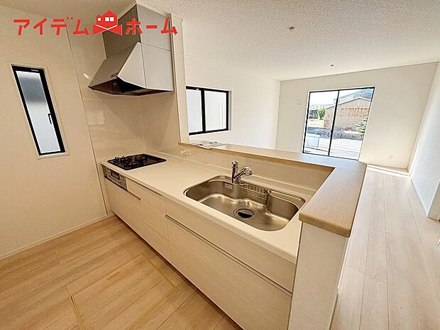 【２号棟　キッチン】ダイニングを見渡せる、
使い勝手の良いシステムキッチン。
ダイニングとの空間のつながりが、
スペースのゆとりを生み出します♪
