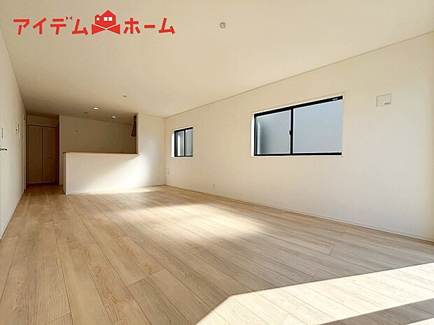 【３号棟　リビング】大きく開いた窓からは、明るい陽射しが射し込みます。
爽やかな風が吹き抜ける心地良いリビングには、
自然と家族が集まります。
