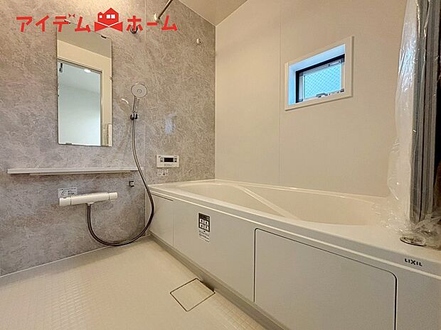 【1号棟 浴室】1坪タイプのバスルーム。
ゆったり足が伸ばせるので、毎日の疲れを癒やせます。
ご家族みんなでも入れます♪