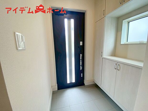 【２号棟　玄関】シンプル且つモダンなエントランス＆ホール！
ゆとりを感じさせる上質で明るい空間が住まう人や
訪れる人を心地よく迎え入れてくれます♪