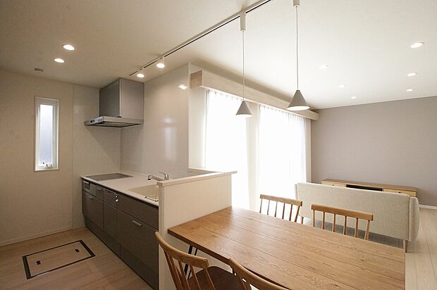 【7号棟】キッチンとダイニングが横並びに配置されているので、料理の上げ下げがスムーズです。