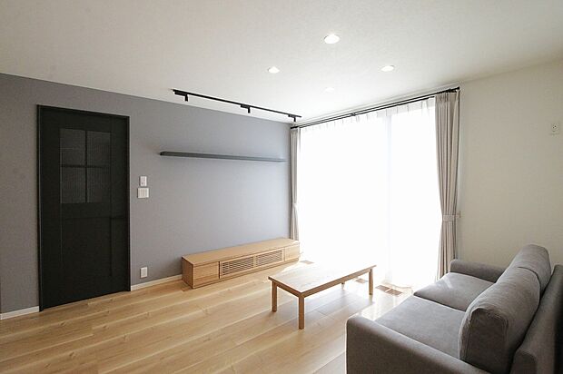 【II-10号棟】自然光が広がる明るいリビング