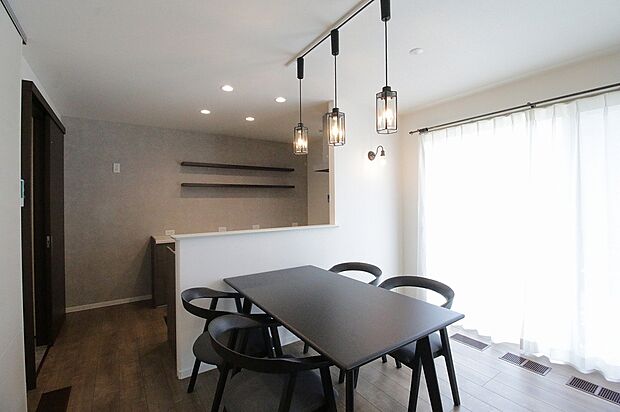 【3号棟】明るいオープンキッチン。料理中も家族のコミュニケーションが広がります。