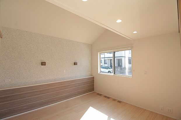 【10号棟】勾配天井が開放的な寝室