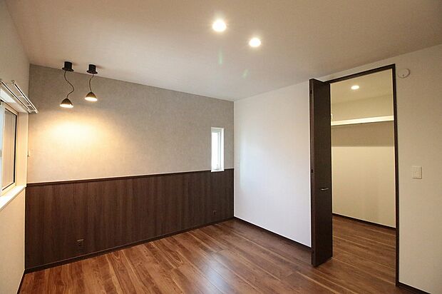 寝室にはウォークインクローゼットを完備。スッキリ片付いた寝室が睡眠の質を上げてくれます。