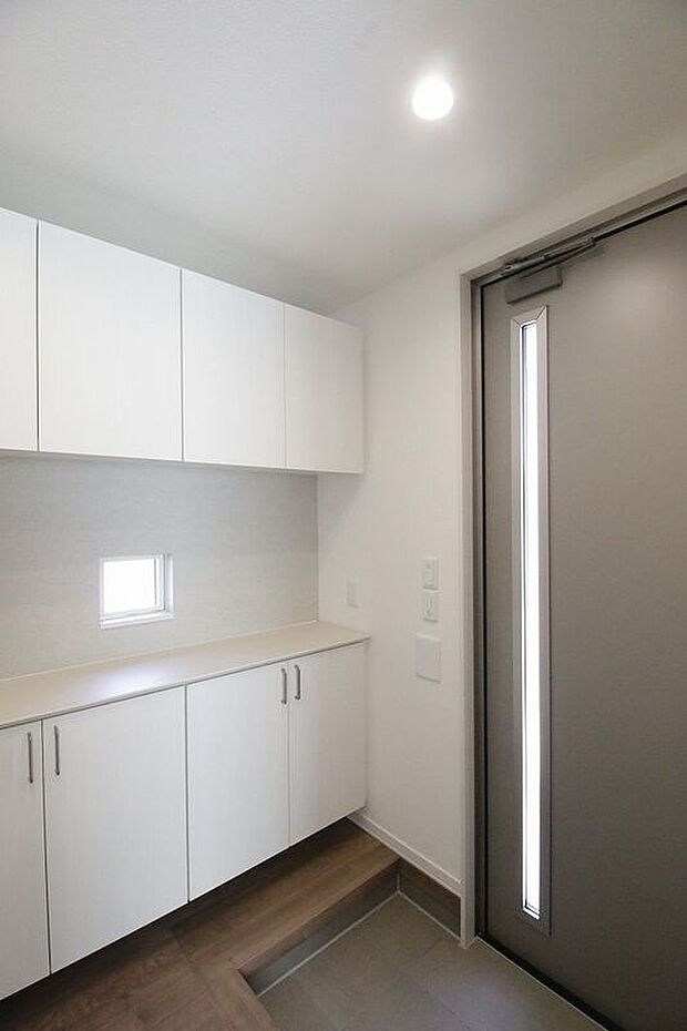 【【2-2号棟】玄関収納】玄関の大容量収納で、玄関はいつもきれいに片付きます。