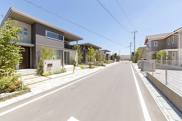 【街並み】統一感のある美しい街並みが魅力です。分譲地内はゆとりの6.0m道路で、安心です。