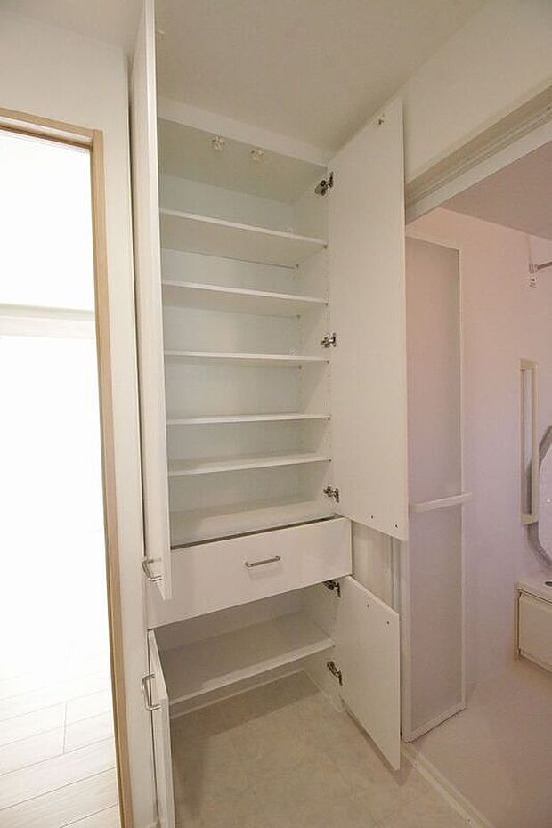 【【7号棟】洗面所収納】洗面所には大容量収納を完備。タオルや着替えも収納できるので、お風呂の支度がスムーズになります。