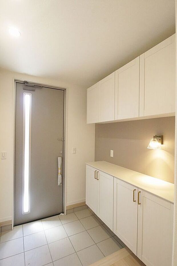 【【7号棟】玄関】大容量の玄関収納で、靴や傘、ベビーカーなどもスッキリ片付きます。