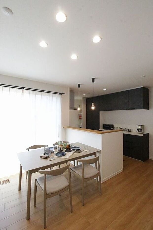 【オープンキッチン（4号棟）】明るく開放的なオープンキッチン。料理の上げ下げも楽なので、忙しい朝に余裕が生まれます。