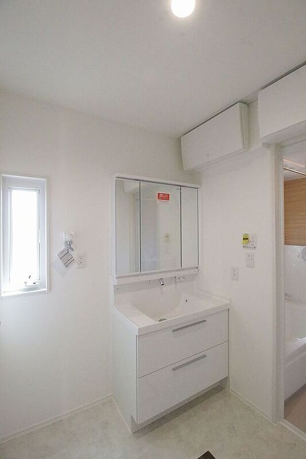 【洗面脱衣室（2号棟）】収納も兼ねた洗面台で、小物や備品も仕舞えます。