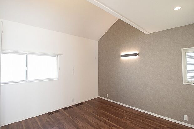 【【9号棟】寝室】寝室横には物干しスペースを完備。天気も時間も気にせずに洗濯物が干せます