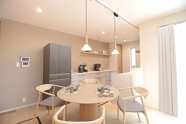 【ダイニングキッチン】お料理中も会話が弾むオープンキッチン