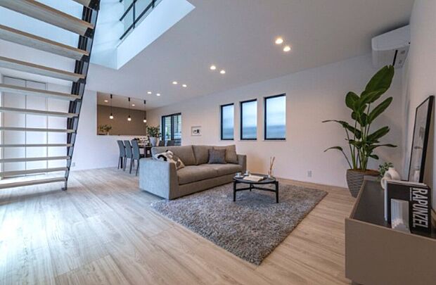 【◇見通しの良いLDK◇】白を基調とした落ち着いたLDK。一直線で見通しも良いのでキッチンに立ちながらリビングの様子を見渡すことができます。お子様のいらっしゃるご家庭にも◎