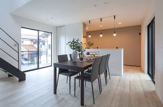 【陽当りの良い立地】南向きのバルコニーと吹抜け構造により陽当りの良さバッチリです!さらに大きな窓もあるためくつろぎやすく明るい空間に。開放的な空間になることで家族でのコミュニケーションも増えるきっかけにもなります。