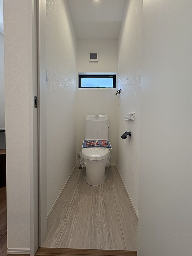 【トイレ】1階と2階の各階にトイレがございますので、忙しい朝や深夜でもも安心！温水洗浄便座付きの高機能トイレです。収納スペースもございますので掃除用品やトイレットペーパーをすっきりと収納できます。