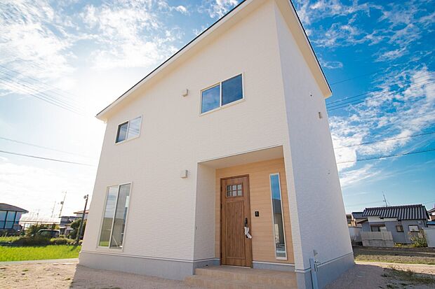 シンプルな美しさが際立つフォルム。ナチュラルな玄関まわりが温もりを演出します。