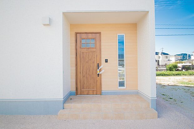 玄関まわりには優しい木目を採用。お子さまも帰宅しやすく、家族を明るく迎えてくれます。