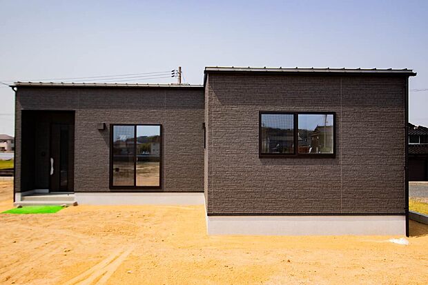 外構スペースは庭や駐車場として活用可能。ゆとりのある敷地で家族の時間が豊かになります。