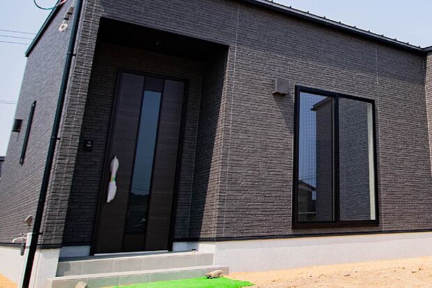 窓が多く明るい室内。家族の「ただいま」を迎える安心感が魅力です。