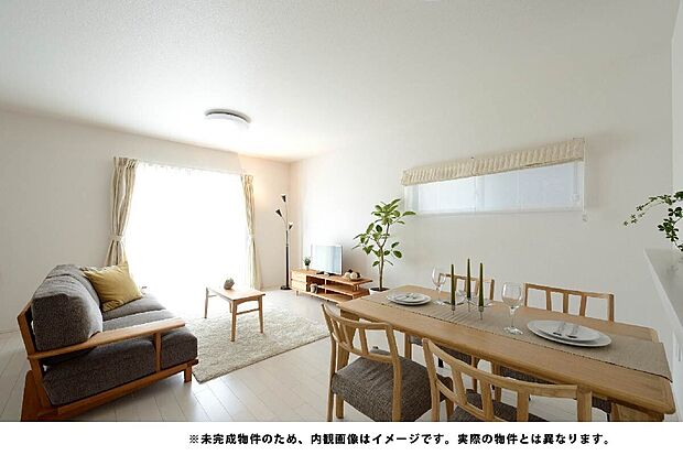 タタミコーナーが隣接するゆとりあるLDK。大きな窓から光が入り、家族みんなで心地よい時間が過ごせます。