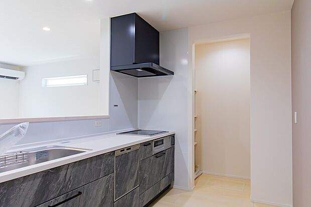 【収納力と使いやすさを兼ね備えたキッチン】食器洗浄機付きで日々の家事をサポート。すぐ横にはパントリーもあり使い勝手抜群です