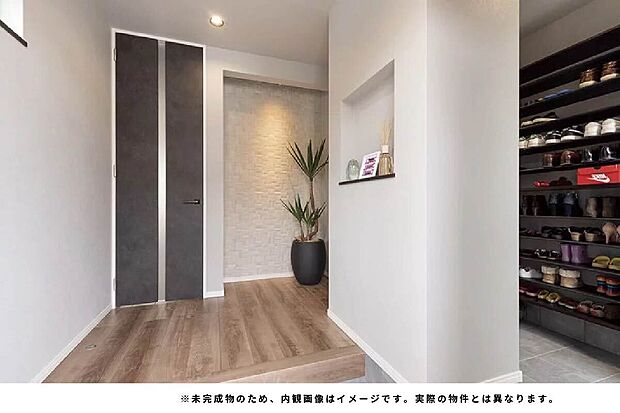 【玄関が片付く大容量シューズクローク】ベビーカーや外遊び道具も収納できる大容量。玄関がすっきり片付き、急な来客でも安心です。