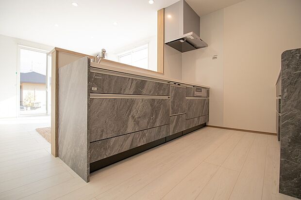 【グレー柄が美しいシステムキッチン】空間に調和するスタイリッシュなキッチン。収納力も高く、日々の料理もはかどります。