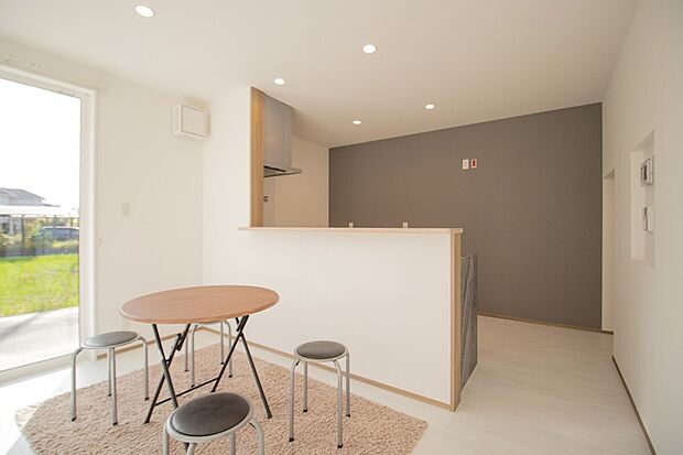 【配膳もしやすい対面キッチン】食事の準備や後片付けもラクラク。リビングとのつながりで、家族との会話も弾みます。