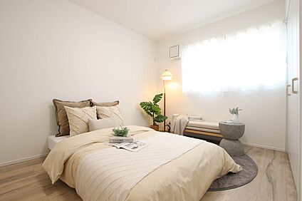 ゆったりくつろげる落ち着いた寝室