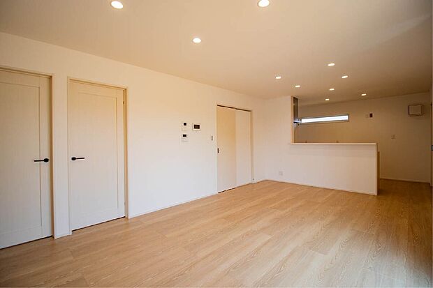 【明るく開放感あふれるリビングダイニング】大きな窓から自然光がたっぷり入り、家族みんなが集まる場所にぴったり。お子さまものびのび過ごせる広々空間です。