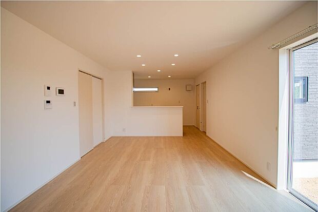 【家族の気配を感じられるリビング】どこにいても家族の会話が弾む、安心感のあるリビングダイニング。小さなお子さまがいても目が届きやすい設計です。